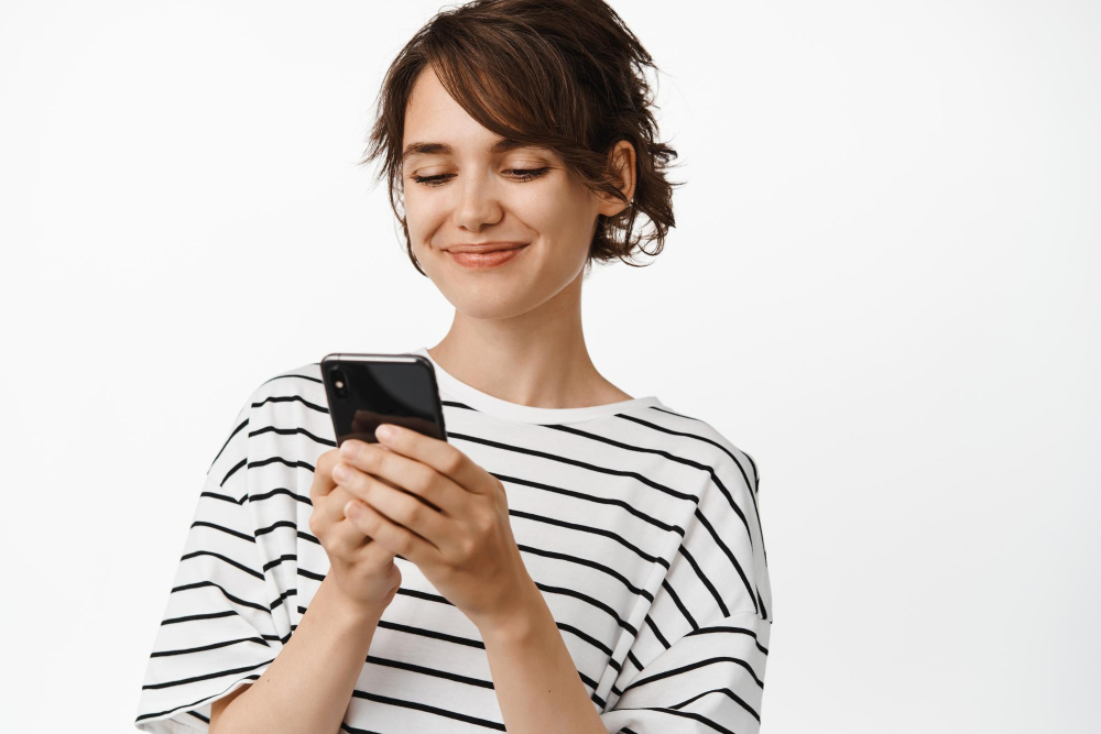 Chica chateando en el móvil en un chat gratis con propinas en España